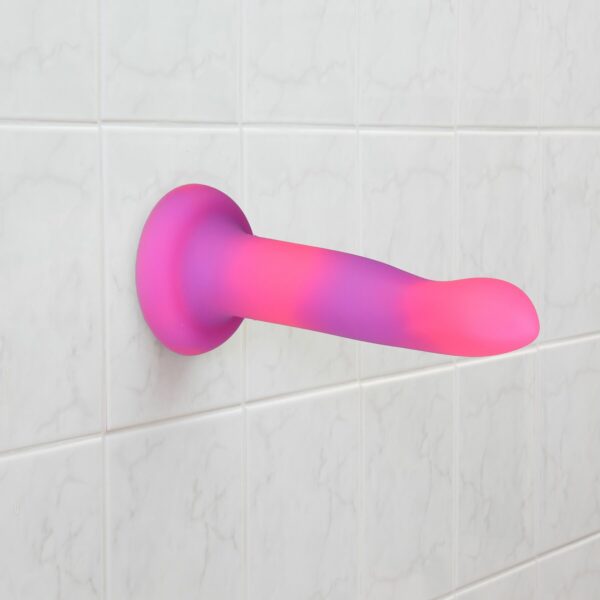 Фалоімітатор, що світиться в темряві, ADDICTION Rave 8″, Glow in the Dark Dildo Pink Purple, 20,3 см - Зображення 6