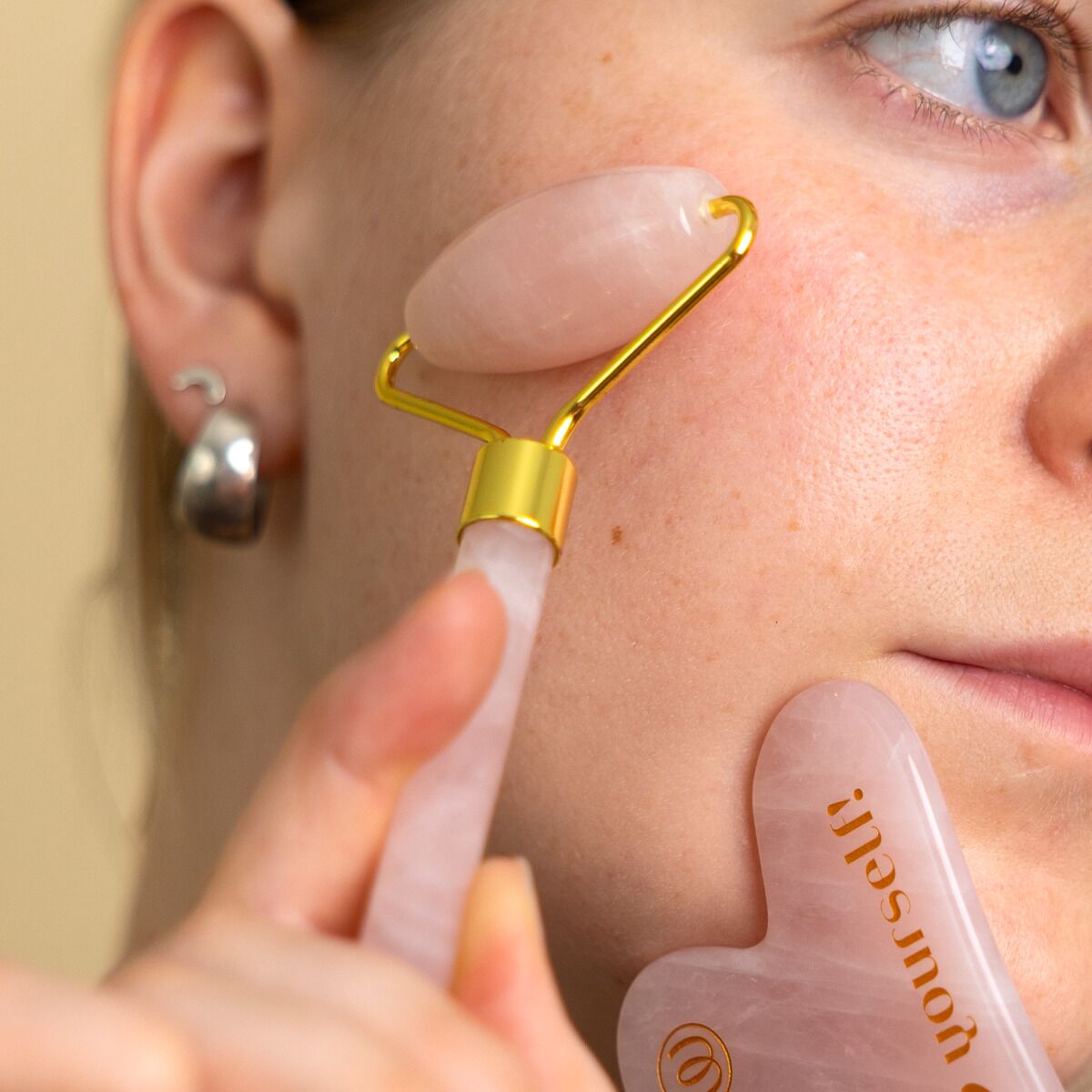 Набір масажерів гуаша Womanizer Gua Sha Set, ролер та скребок - Зображення 5